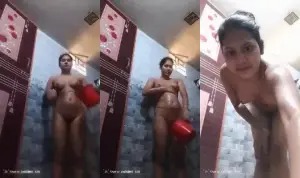 Desi Vlg Girl Shows And Bathing | Viral MMS